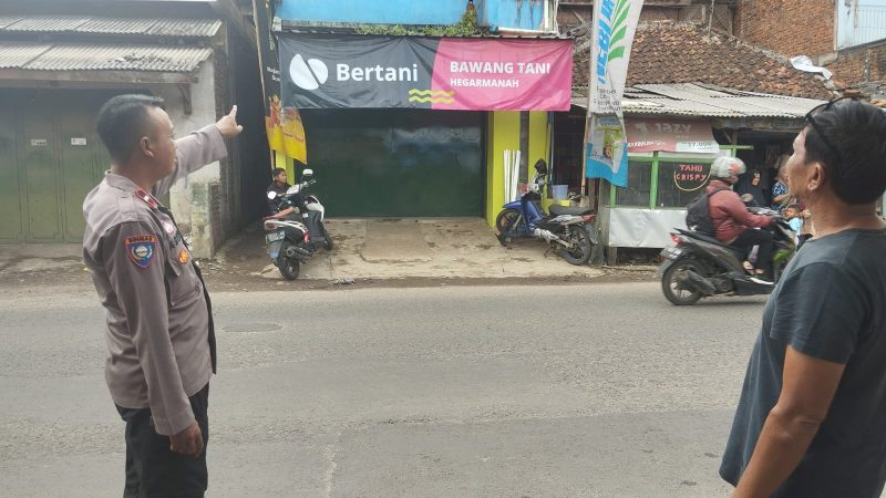 Polisi menunjukan lokasi korban jatuh tersengat
arus listrik saat sedang memasang alat perkiraan cuaca, di salah satu toko di kawasan Bayongbong, Kabupaten Garut, Selasa (20/11/2024)(Foto: Istimewa)
