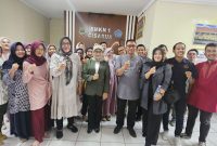 Para tenaga pendidik SMKN I Cisarua bersama Kepala Bidang Pelatihan, Produktivitas, Penempatan, Tenaga Kerja, dan Transmigrasi (P3TKT) Disnaker KBB, Dewi Andani (Foto: Istimewa)