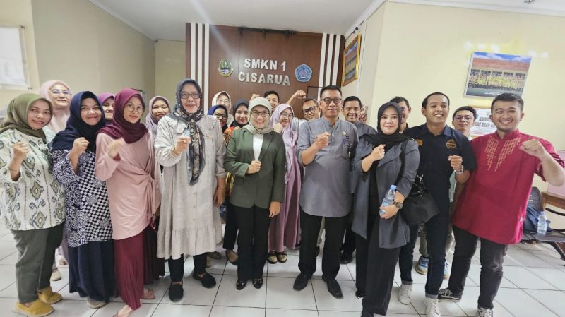 Para tenaga pendidik SMKN I Cisarua bersama Kepala Bidang Pelatihan, Produktivitas, Penempatan, Tenaga Kerja, dan Transmigrasi (P3TKT) Disnaker KBB, Dewi Andani (Foto: Istimewa)