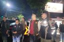 Penertiban Alat Peraga Kampanye (APK) secara simbolis oleh Pasangan Calon Bupati dan Wakil Bupati di area Simpang Lima, Kecamatan Tarogong Kidul, Kabupaten Garut, Jumat malam (22/11/2024)(Foto: Istimewa)