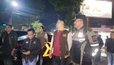 Penertiban Alat Peraga Kampanye (APK) secara simbolis oleh Pasangan Calon Bupati dan Wakil Bupati di area Simpang Lima, Kecamatan Tarogong Kidul, Kabupaten Garut, Jumat malam (22/11/2024)(Foto: Istimewa)