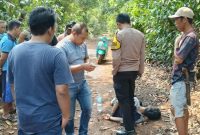 
AA terduga pelaku atau suami korban pun terkapar dipinggir jalan jarak perkiraan 50 meter dari korban (istri). (Foto: yudi/dara)