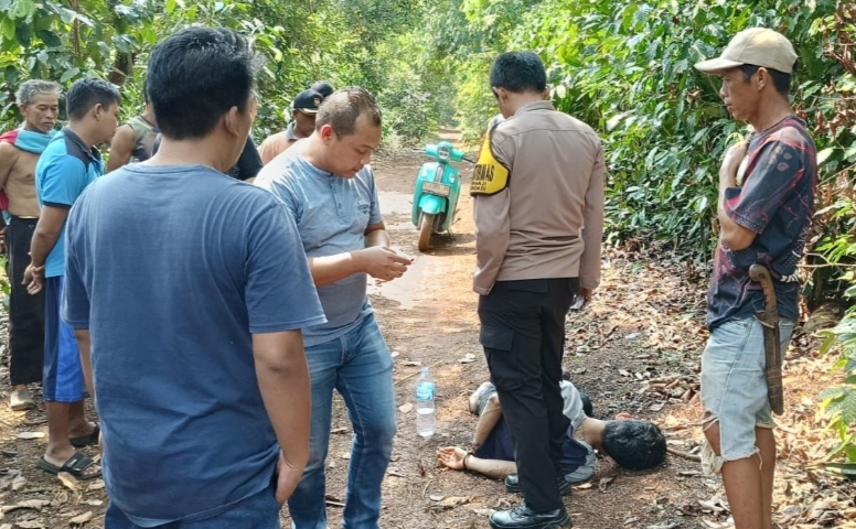 
AA terduga pelaku atau suami korban pun terkapar dipinggir jalan jarak perkiraan 50 meter dari korban (istri). (Foto: yudi/dara)