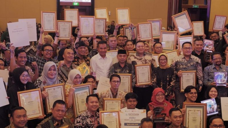 
Para pemenang Jabar Award 2024 berfoto berama dengan Penjabat GUbernur Jawa Barat, Bey Machmudin. (Foto: dokpim jabar)

