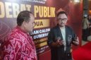 
Pasangan calon Jeje Wiradinata dan Ronal Surapraja yang diusung  PDI Perjuangan menarik perhatian pendukungnya. (Foto: Bambang/dara)