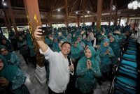 
Sekretaris Daerah Provinsi Jawa Barat Herman Suryatman melakukan sosialisasi dan edukasi penanganan sampah kepada pengurus dan anggota TP PKK Kota Bandung di Pendopo Kota Bandung, Rabu (13/11/2024).(Foto: Biro Adpim Jabar)


