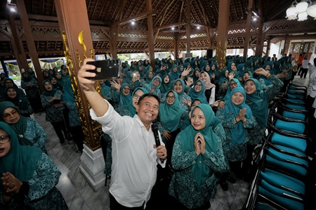 
Sekretaris Daerah Provinsi Jawa Barat Herman Suryatman melakukan sosialisasi dan edukasi penanganan sampah kepada pengurus dan anggota TP PKK Kota Bandung di Pendopo Kota Bandung, Rabu (13/11/2024).(Foto: Biro Adpim Jabar)


