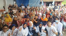 
Calon Wakil Bupati Garut nomor 02, Putri Karlina, menggelar pemeriksaan kesehatan dan pengobatan gratis saat berkampanye di Desa Mekarmukti, Kecamatan Cilawu, Kabupaten Garut, Rabu (6/11/2024). (Foto: andre/dara)


