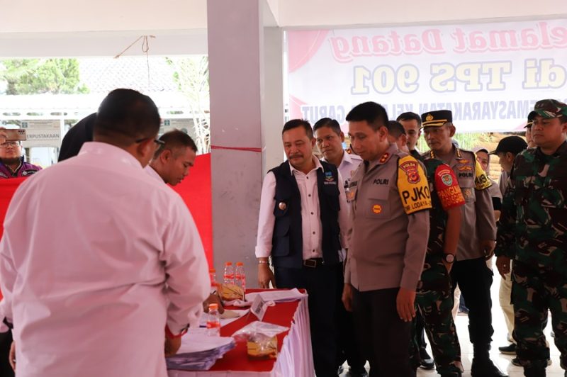 
Kapolda Jabar dan Pangdam III Siliwangi, didampingi unsur Forkopimda Kabupaten Garut melakukan pengecekan pelaksanaan pemungutan suara di Kabupaten Garut, Rabu (27/11/2024).(Foto: andre/dara)
