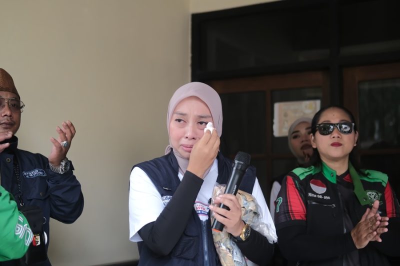 
Calon Wakil Bupati Garut nomor urut 02, Putri Karlina, menangis harus mendapat dukungan dan sumbangan dana kampanye dari para pengemudi Ojol, Minggu (3/11/2024).(Foto: andre/dara)