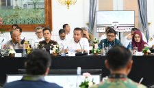 
Pj Gubernur Jabar Bey Machmudin menerima jajaran Komisi II DPR RI dalam kunjungan kerja spesifik terkait kesiapan Pilkada Serentak Tahun 2024,  di Gedung Negara Pakuan, Kota Bandung, Rabu (13 /11/2024).(Foto: Biro Adpim Jabar)

