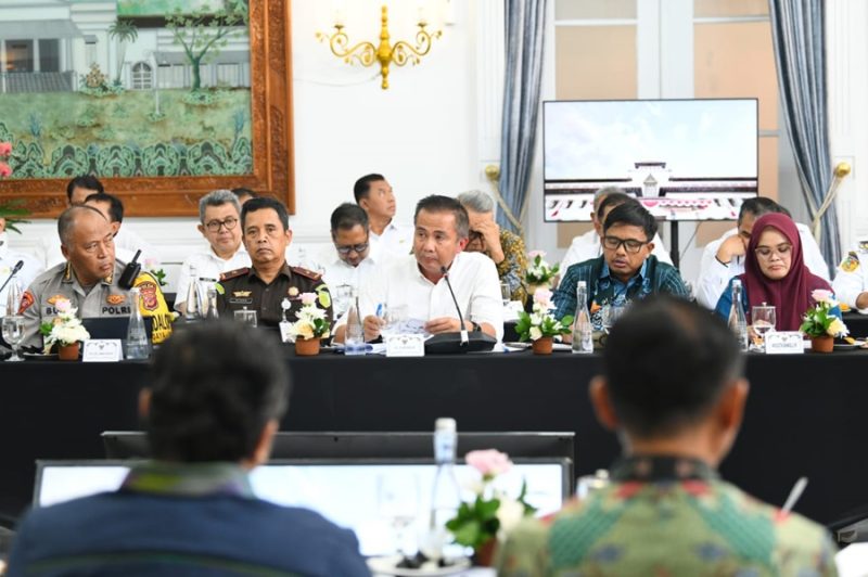 
Pj Gubernur Jabar Bey Machmudin menerima jajaran Komisi II DPR RI dalam kunjungan kerja spesifik terkait kesiapan Pilkada Serentak Tahun 2024,  di Gedung Negara Pakuan, Kota Bandung, Rabu (13 /11/2024).(Foto: Biro Adpim Jabar)

