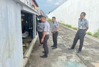 
Lapas Garut memperketat pengawasan keamanan dan ketertiban melalui pemeriksaan rutin sarana prasarana, termasuk gorong-gorong dan saluran air di sekitar area lapas, Selasa (19/11/2024).(Foto: andre/dara) 

