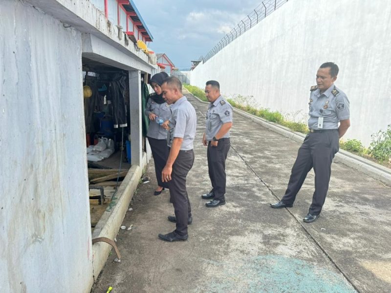 
Lapas Garut memperketat pengawasan keamanan dan ketertiban melalui pemeriksaan rutin sarana prasarana, termasuk gorong-gorong dan saluran air di sekitar area lapas, Selasa (19/11/2024).(Foto: andre/dara) 

