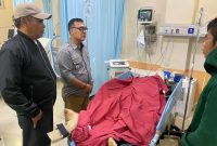 
Dua anggota Linmas Desa Laksanamekar, Kecamatan Padalarang, Kabupaten  Bandung Barat (KBB), mendapatkan penanganan medis RS Cibabat Cimahi. (Foto: tabloidreformasi.com)

