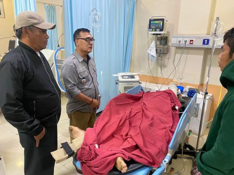 
Dua anggota Linmas Desa Laksanamekar, Kecamatan Padalarang, Kabupaten  Bandung Barat (KBB), mendapatkan penanganan medis RS Cibabat Cimahi. (Foto: tabloidreformasi.com)

