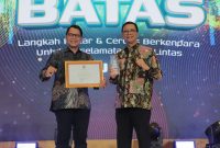 
Sekda Kabupaten Bandung Cakra Amiyana dan Kepala Dinas Perhubungan Hilman Kadar berfoto bersama usai menerima penghargaan pada ajang 