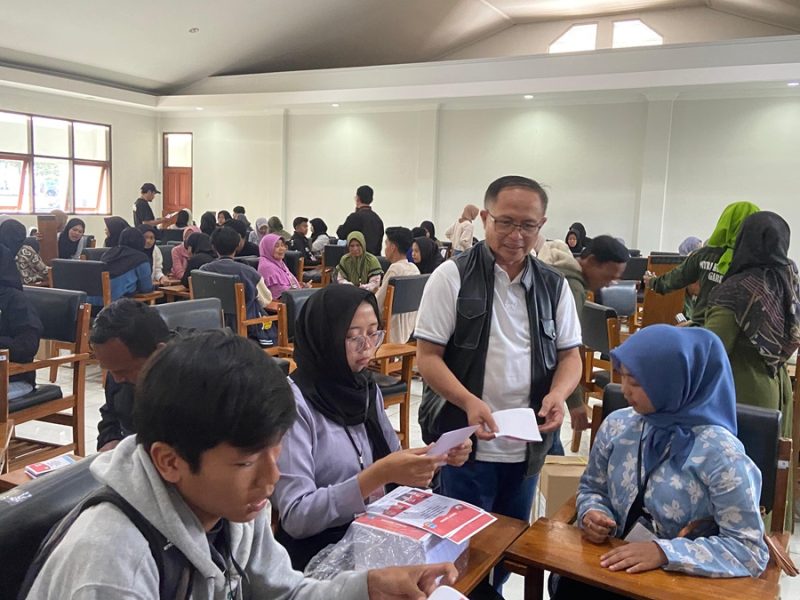 
Proses Sorlip surat suara untuk Pilkada Kabupaten Garut di Kampus 2 STIE Yasa Anggana Garut, Jalan Pembangunan, Kecamatan Tarogong Kidul, Kabupaten Garut, Minggu (3/11/2024).(Foto:andre/dara)
