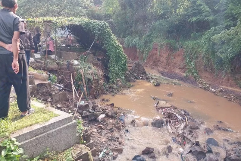 
Sejumlah makam di TPU Cikutra Bandung rusak akibat tibing longsor. (Foto: twitter/Outstandjing)
