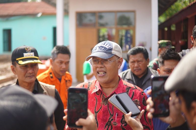 
Pelaksanaan Monitoring dan Evaluasi (Monev) Capaian Program Rehabilitasi dan Rekontruksi Pasca Bencana Gempa Bumi di Kabupaten Garut, bertempat  di Kantor BPBD Kabupaten Garut, Kamis (31/10/2024).(Foto: andre/dara)
