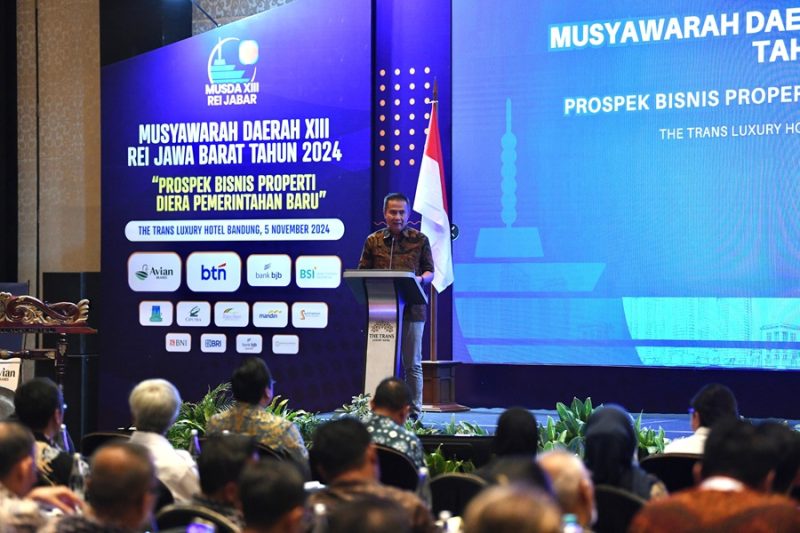 
Penjabat Gubernur Jabar Bey Machmudin saat membuka Musyawarah Daerah ke - XIII REI Jawa Barat di Trans Hotel Bandung, Selasa (5/11/2024).(Foto: deram/dara)