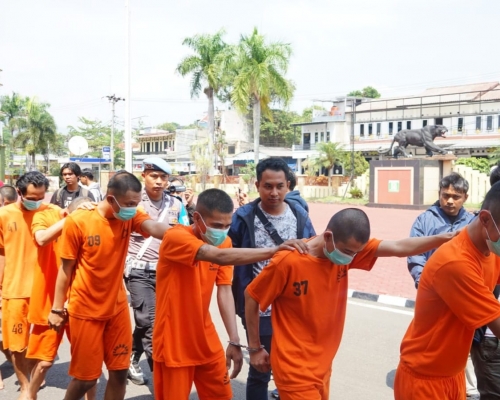 
Para tersangka pengedar narkoba digiring petugas Polresta Bandung. (Foto: Ist)