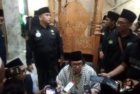 
Ketua PCI NU Australia, Gus Nadirsyah Hosen, memberikan keterangan kepada wartawan usai pengajian akbar di Mesjid Agung Garut, Jalan Ahmad Yani, Kecamatan Garut Kota, Kabpaten Garut, Selasa (19/11/2024).(Foto: andre/dara)
