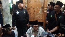 
Ketua PCI NU Australia, Gus Nadirsyah Hosen, memberikan keterangan kepada wartawan usai pengajian akbar di Mesjid Agung Garut, Jalan Ahmad Yani, Kecamatan Garut Kota, Kabpaten Garut, Selasa (19/11/2024).(Foto: andre/dara)
