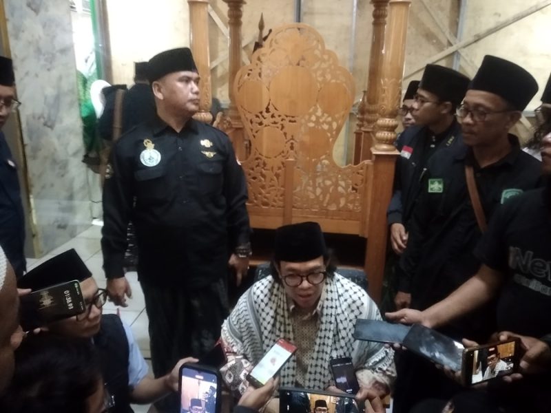 
Ketua PCI NU Australia, Gus Nadirsyah Hosen, memberikan keterangan kepada wartawan usai pengajian akbar di Mesjid Agung Garut, Jalan Ahmad Yani, Kecamatan Garut Kota, Kabpaten Garut, Selasa (19/11/2024).(Foto: andre/dara)
