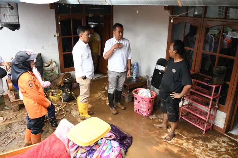 
Penjabat Gubernur Jabar Bey Machmudin berbincang dengan warga korban banjir di Desa Banjaran Wetan, Kecamatan Banjaran, Kabupaten Bandung, Rabu (6/11/2024). (Foto: biro dokpim)
