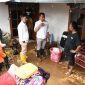 
Penjabat Gubernur Jabar Bey Machmudin berbincang dengan warga korban banjir di Desa Banjaran Wetan, Kecamatan Banjaran, Kabupaten Bandung, Rabu (6/11/2024). (Foto: biro dokpim)
