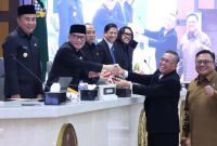 
 Caption Pj Gubernur Jawa Barat Bey Machmudin menghadiri Rapat Paripurna DPRD Provinsi Jawa Barat di Ruang Rapat Paripurna DPRD Provinsi Jawa Barat, Kota Bandung, Jumat (8/11/2024) (Foto: Dokpim Jabar)