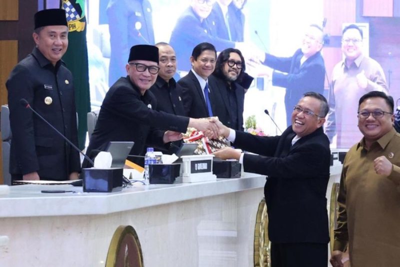 
 Caption Pj Gubernur Jawa Barat Bey Machmudin menghadiri Rapat Paripurna DPRD Provinsi Jawa Barat di Ruang Rapat Paripurna DPRD Provinsi Jawa Barat, Kota Bandung, Jumat (8/11/2024) (Foto: Dokpim Jabar)