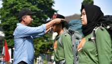 
Penjabat (Pj.) Gubernur Jawa Barat Bey melepas peserta Sekolah Gunung Hutan Wanadri 2024 di Gedung Sate, Kota Bandung, Minggu (17/11/2024).(Foto: biro adpim jabar) 
