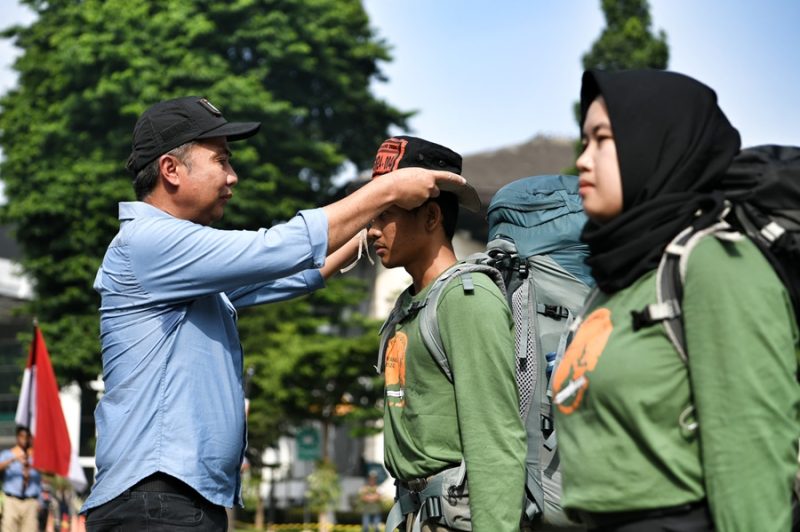 
Penjabat (Pj.) Gubernur Jawa Barat Bey melepas peserta Sekolah Gunung Hutan Wanadri 2024 di Gedung Sate, Kota Bandung, Minggu (17/11/2024).(Foto: biro adpim jabar) 
