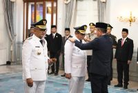 
Penjabat (Pj) Gubernur Jawa Barat Bey Machmudin melantik dan mengambil sumpah jabatan Pj Bupati Ciamis dan Pj Bupati Kuningan di Gedung Pakuan, Kota Bandung, Jumat (1/11/2024).(Foto: Biro Adpim Jabar)
