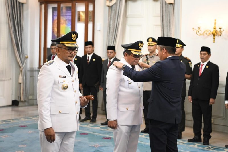 
Penjabat (Pj) Gubernur Jawa Barat Bey Machmudin melantik dan mengambil sumpah jabatan Pj Bupati Ciamis dan Pj Bupati Kuningan di Gedung Pakuan, Kota Bandung, Jumat (1/11/2024).(Foto: Biro Adpim Jabar)
