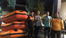  Badan Penanggulangan Bencana Daerah (BPBD) Kabupaten Bandung siapkan sejumlah perahu di lokasi rawan bencana banjir saat pencoblosan Pilkada 2024, Selasa malam (27/11/2024).(Foto: maji/dara)

