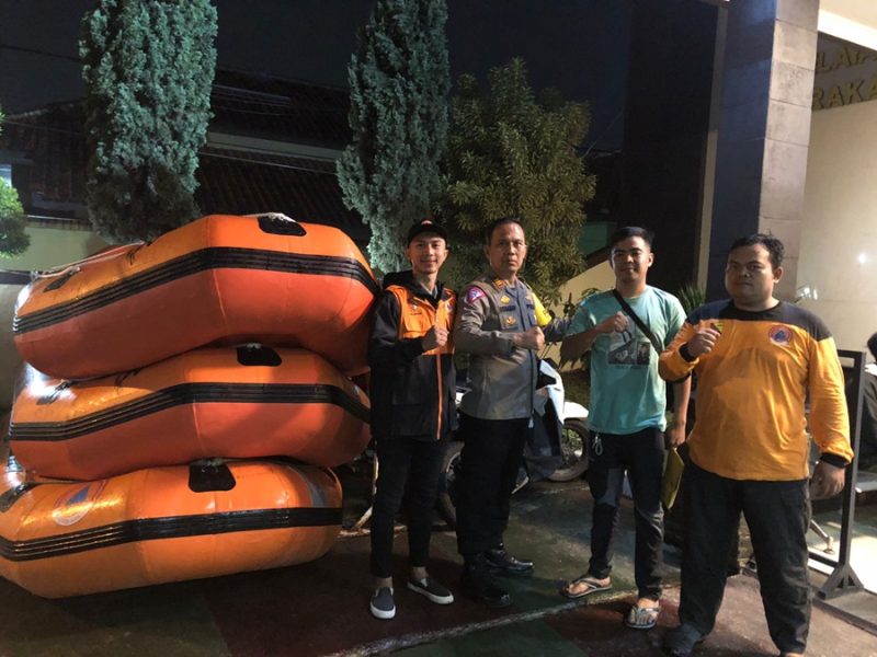  Badan Penanggulangan Bencana Daerah (BPBD) Kabupaten Bandung siapkan sejumlah perahu di lokasi rawan bencana banjir saat pencoblosan Pilkada 2024, Selasa malam (27/11/2024).(Foto: maji/dara)

