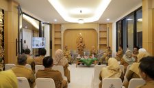 Sekretaris Daerah Kabupaten Bandung Cakra Amiyana meresmikan Gedung A Sekretariat Daerah (Setda) hasil renovasi bangunan dan interior Gedung Setda, di Komplek Perkantoran Pemkab Bandung, Soreang, Senin (25/11/2024).(Foto: humas)
