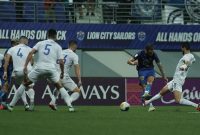 
Gelandang Persib, Tyronne Del Pino dikepung para pemain Lion City Sailor di Stadion Jalan Besar Singapura, Kamis (7/11/2024). (Foto: PERSIB.co.id)
