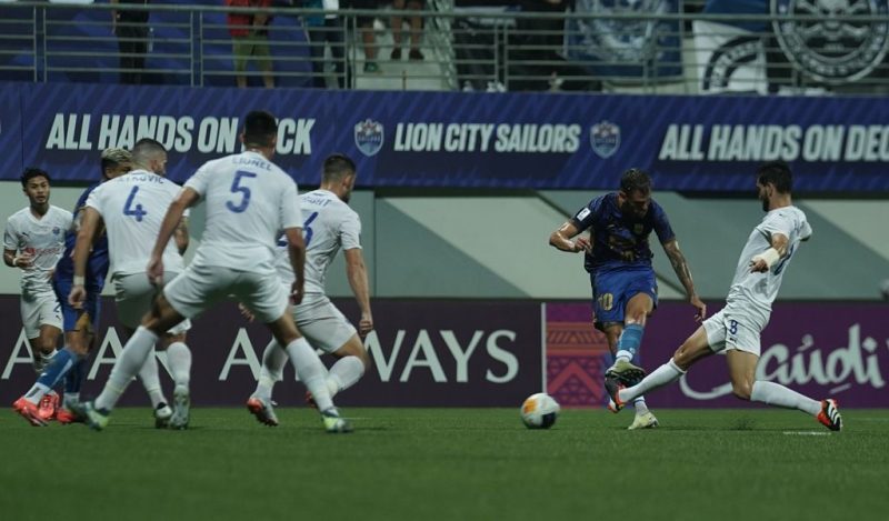 
Gelandang Persib, Tyronne Del Pino dikepung para pemain Lion City Sailor di Stadion Jalan Besar Singapura, Kamis (7/11/2024). (Foto: PERSIB.co.id)
