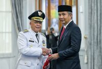 Penjabat (Pj) Gubernur Jawa Barat Bey Machmudin melantik Asep Sukmama sebagai Pj Wali Kota Tasikmalaya di Gedung Pakuan, Kota Bandung, Kamis (28/11/2024). (Foto: biro dokpim)

