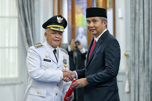 Penjabat (Pj) Gubernur Jawa Barat Bey Machmudin melantik Asep Sukmama sebagai Pj Wali Kota Tasikmalaya di Gedung Pakuan, Kota Bandung, Kamis (28/11/2024). (Foto: biro dokpim)

