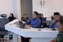 
DARA| Pj. Bupati Cirebon, Wahyu Mijaya memimpin Rapat Koordinasi di Command Center Kabupaten Cirebon. Rapat ini fokus pada isu bencana alam akibat musim hujan dan kondisi inflasi daerah.(Foto: Bambang/dara)
