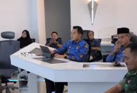 
DARA| Pj. Bupati Cirebon, Wahyu Mijaya memimpin Rapat Koordinasi di Command Center Kabupaten Cirebon. Rapat ini fokus pada isu bencana alam akibat musim hujan dan kondisi inflasi daerah.(Foto: Bambang/dara)
