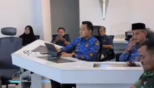 
DARA| Pj. Bupati Cirebon, Wahyu Mijaya memimpin Rapat Koordinasi di Command Center Kabupaten Cirebon. Rapat ini fokus pada isu bencana alam akibat musim hujan dan kondisi inflasi daerah.(Foto: Bambang/dara)
