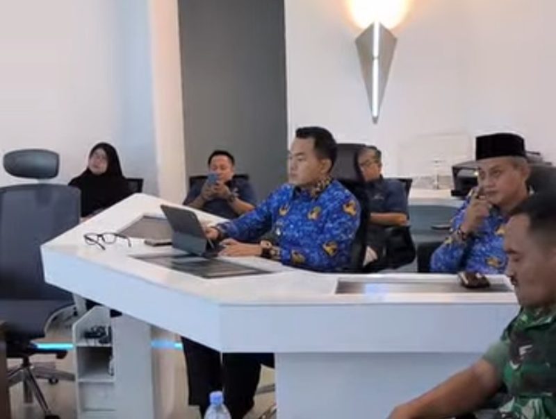 
DARA| Pj. Bupati Cirebon, Wahyu Mijaya memimpin Rapat Koordinasi di Command Center Kabupaten Cirebon. Rapat ini fokus pada isu bencana alam akibat musim hujan dan kondisi inflasi daerah.(Foto: Bambang/dara)
