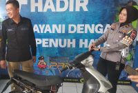 
Kasi Humas Polres Garut, Ipda Susilo Adi, bersama Kanit Gakum Satlantas Polres Garut, Ipda Marlina, menunjukan sepeda motor pelaku yang menabrak petugas, Rabu (6/11/2024).(Foto: andre/dara)  