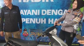 
Kasi Humas Polres Garut, Ipda Susilo Adi, bersama Kanit Gakum Satlantas Polres Garut, Ipda Marlina, menunjukan sepeda motor pelaku yang menabrak petugas, Rabu (6/11/2024).(Foto: andre/dara)  